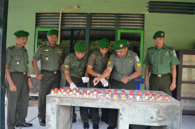 Pemeriksaan urin personel KESDAM Iskandar Muda